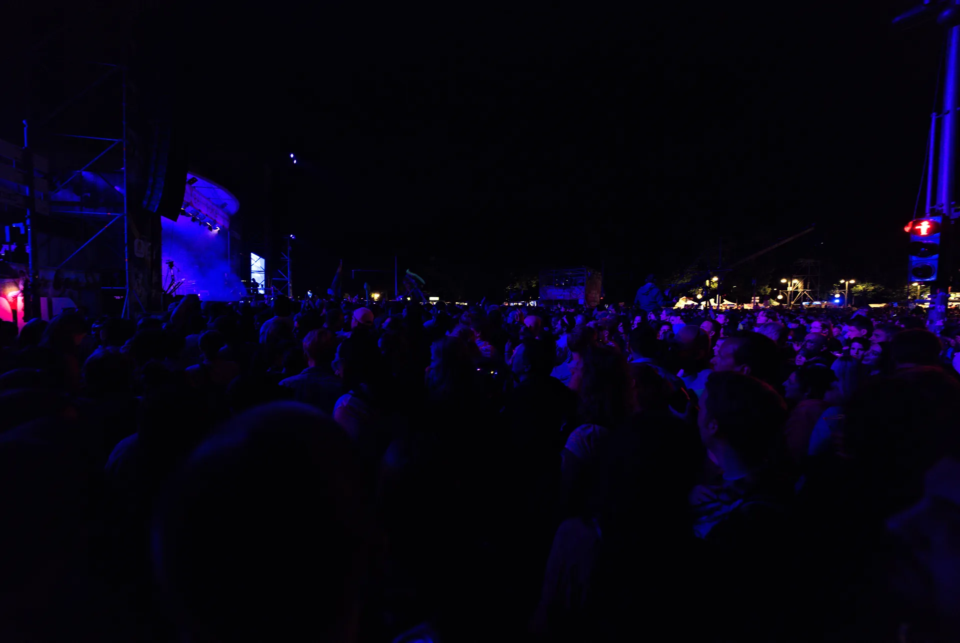 Esti koncert közönsége a színpad közelében